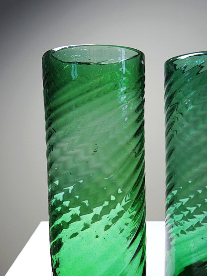 Vintage Glas Set von 2 grün gedrehtes mexikanisches mundgeblasenes Glas, groß