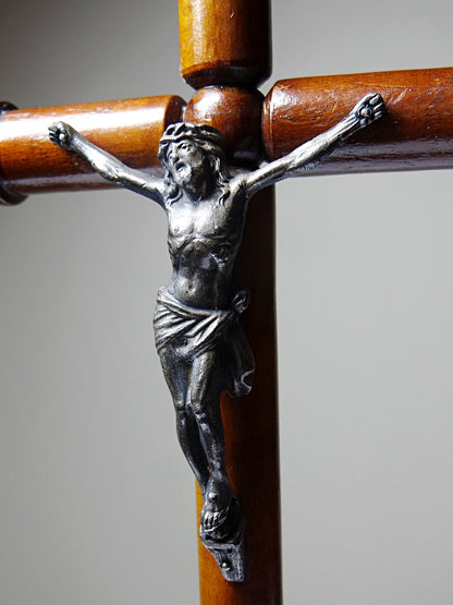Vintage Altarkruzifix aus gedrechseltem Holz mit versilberter Christusfigur