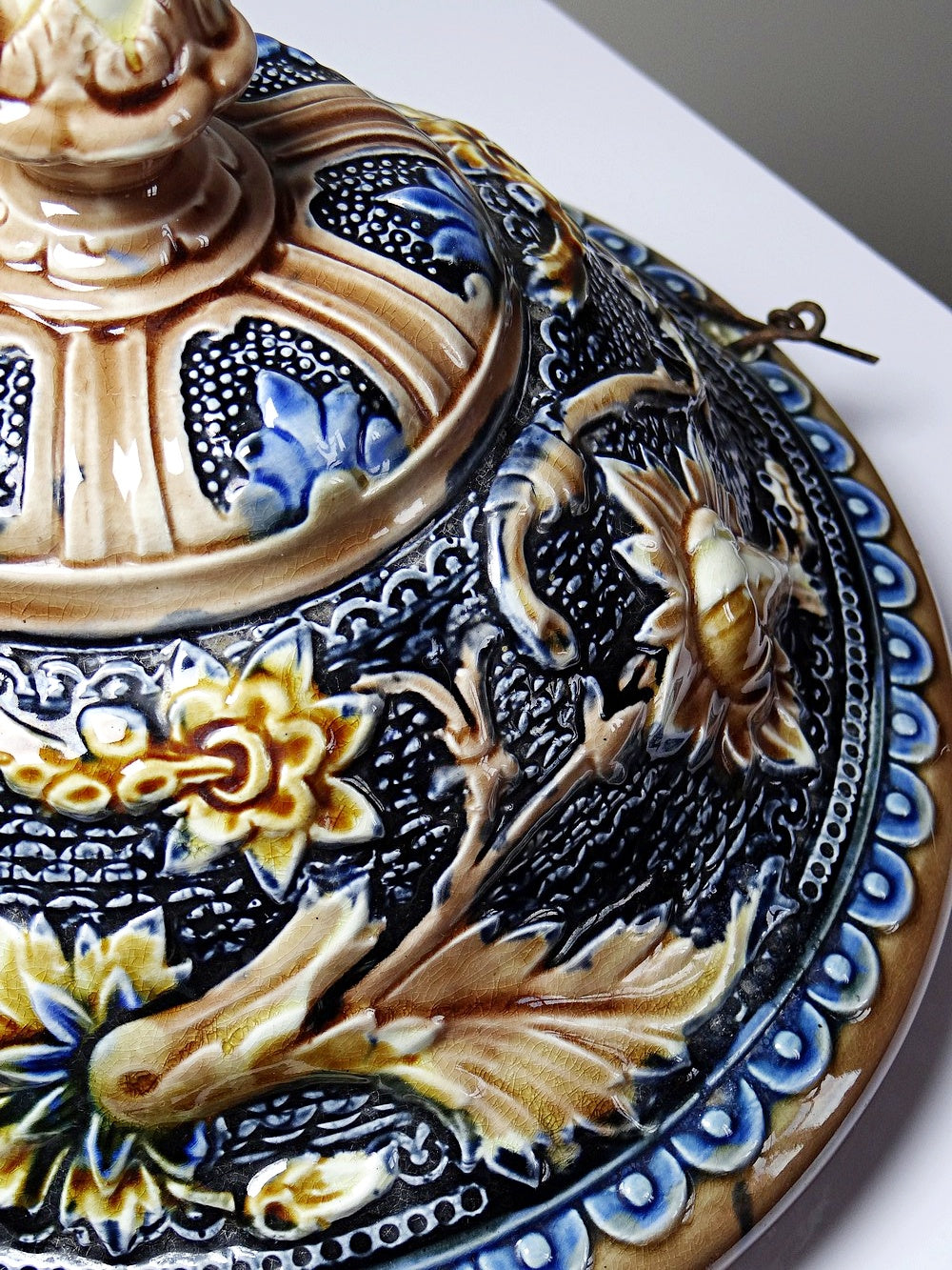Vintage Hängepflanzer Art Nouveau barbotine beige von Unbekanntes für Unbekanntes J Marke