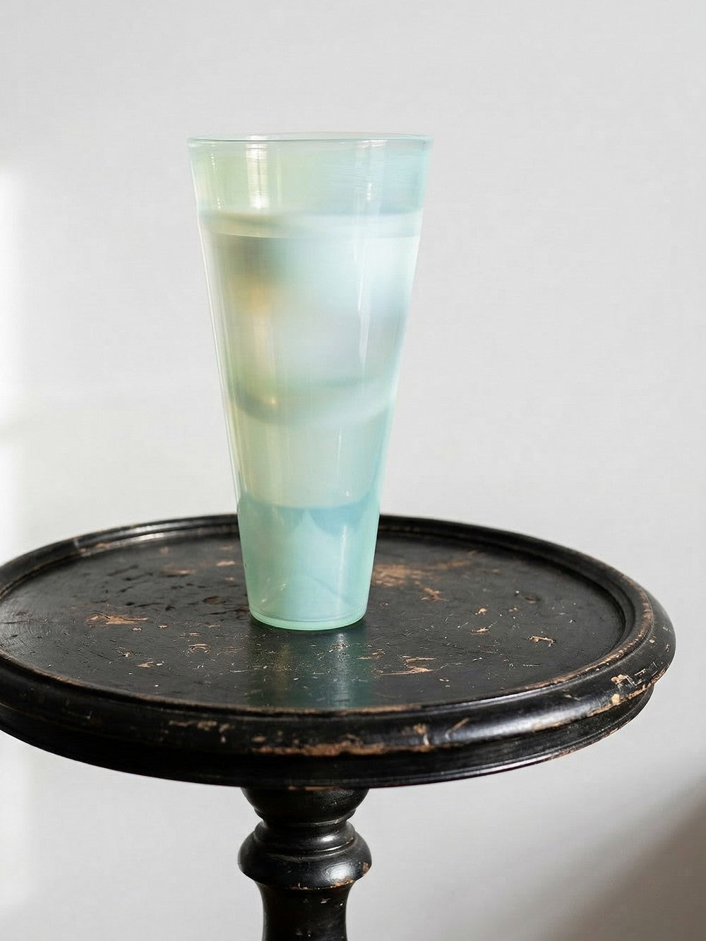 Vintage Vase im Kosta Boda Stil, opalinblaues Glas, handgeblasen