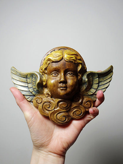 Vintage Wanddekoration Cherubinkopf aus bemaltem Gips, braun-goldene Patina, Holzoptik
