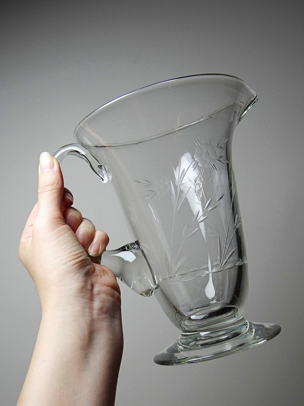 Vintage Glaskrug mit Blumendekor, Böhmen, rad-graviert