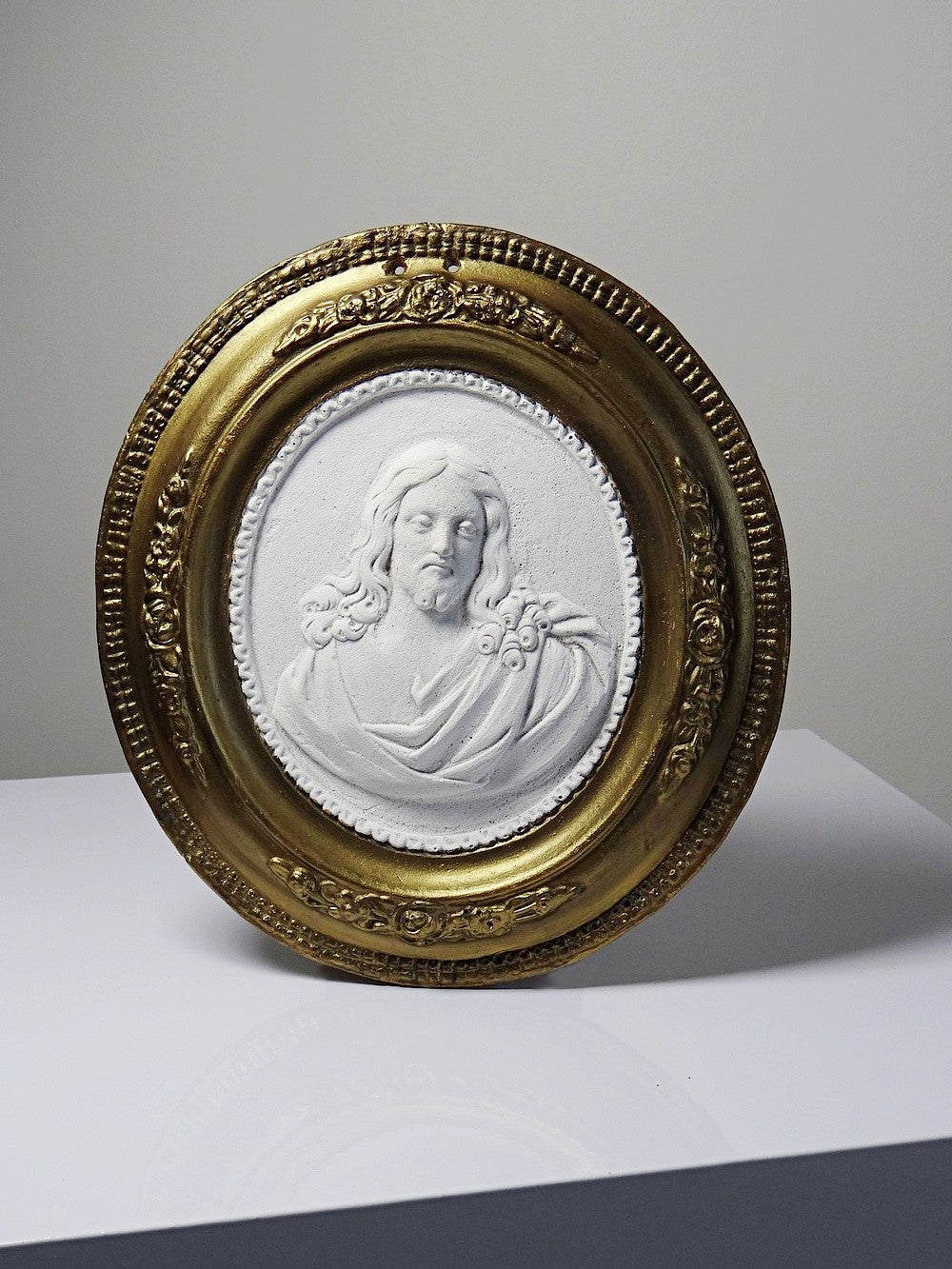 Vintage Wandmedaillon Christus Religiös Weiß Gold Rosa Plaster Dekoration