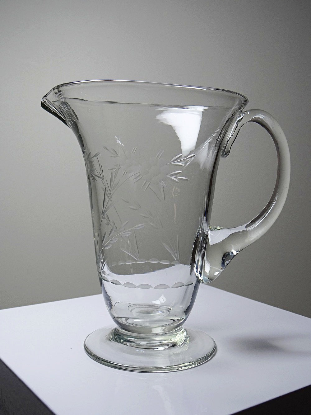 Vintage Glaskrug mit Blumendekor, Böhmen, rad-graviert