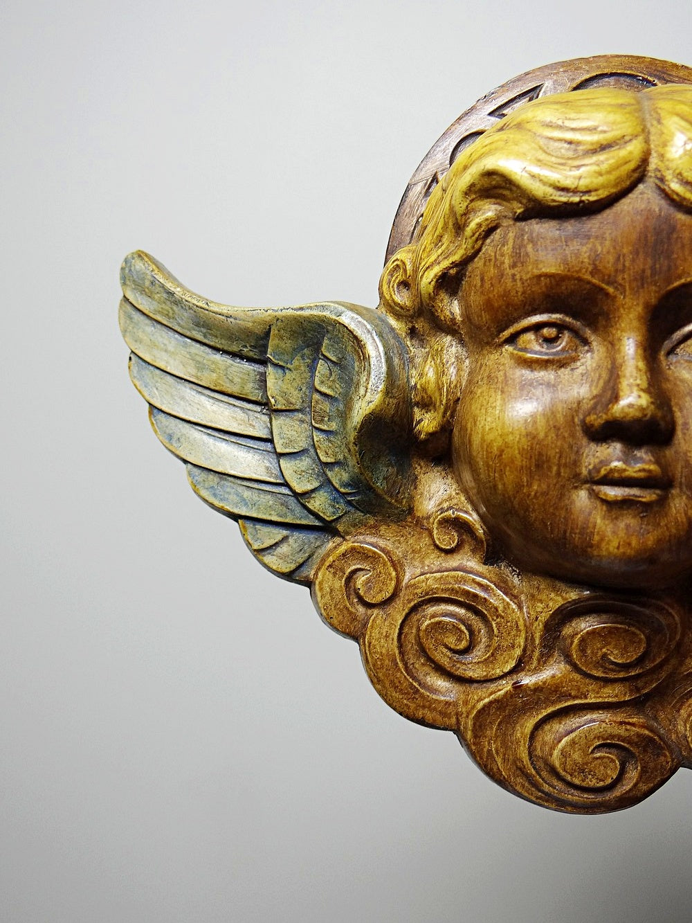 Vintage Wanddekoration Cherubinkopf aus bemaltem Gips, braun-goldene Patina, Holzoptik