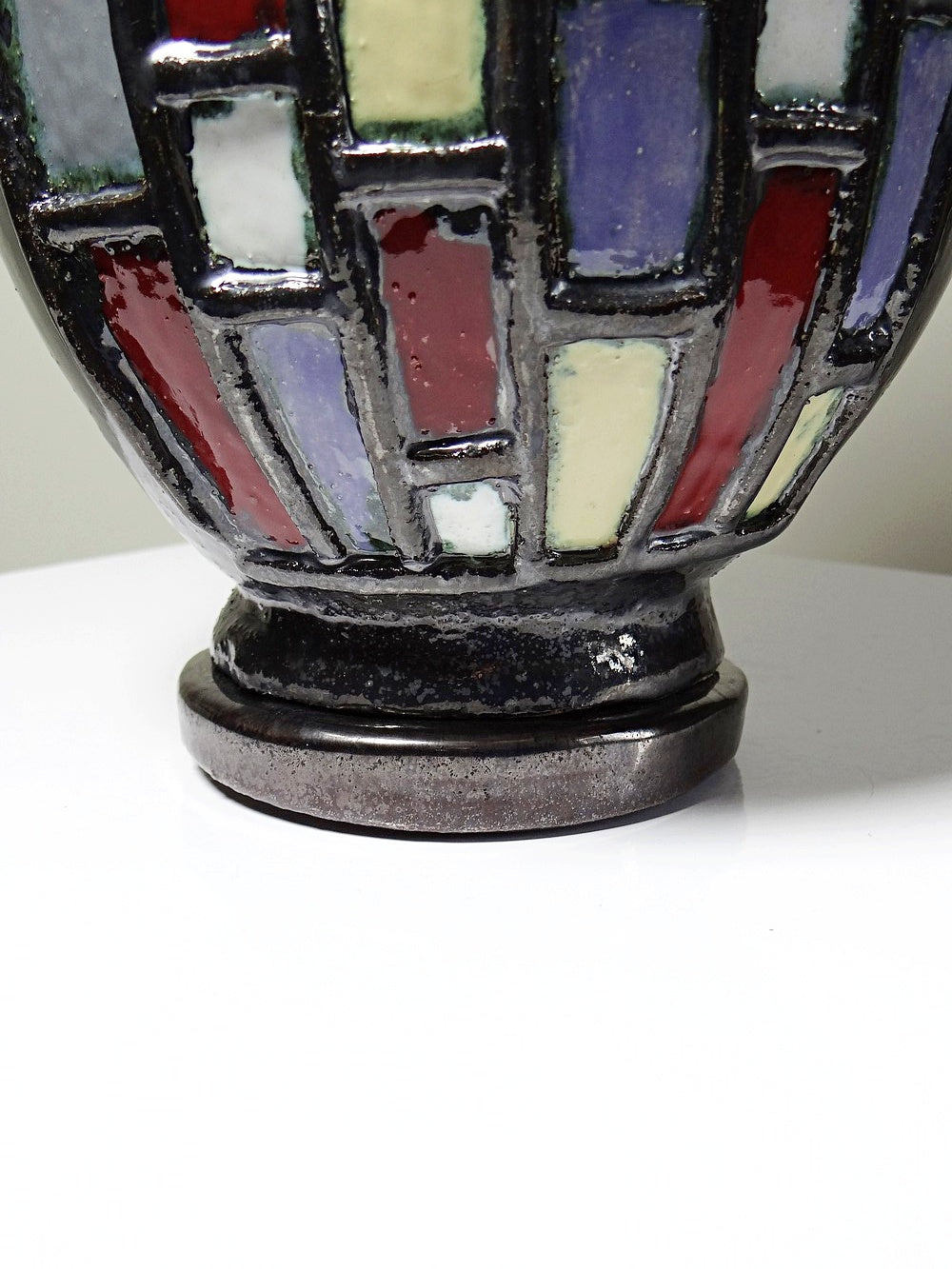 Vintage modernistische Vase aus schwarz glasierter Kunstkeramik