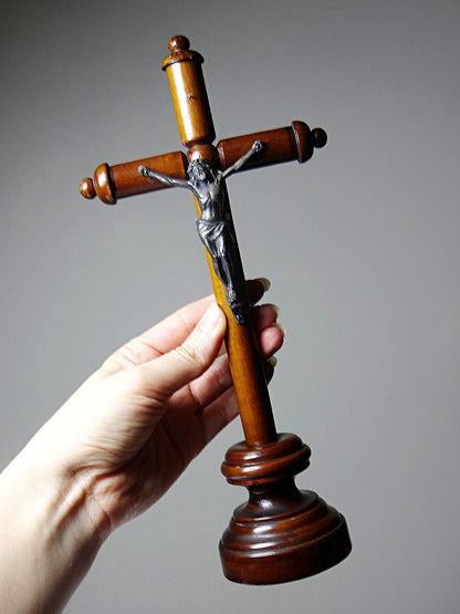 Vintage Altarkruzifix aus gedrechseltem Holz mit versilberter Christusfigur