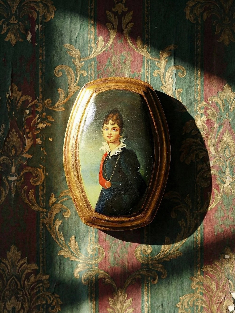 Vintage Dekoration Medaillon Porträt Venedig Öl auf gewölbtem Holz schwarz