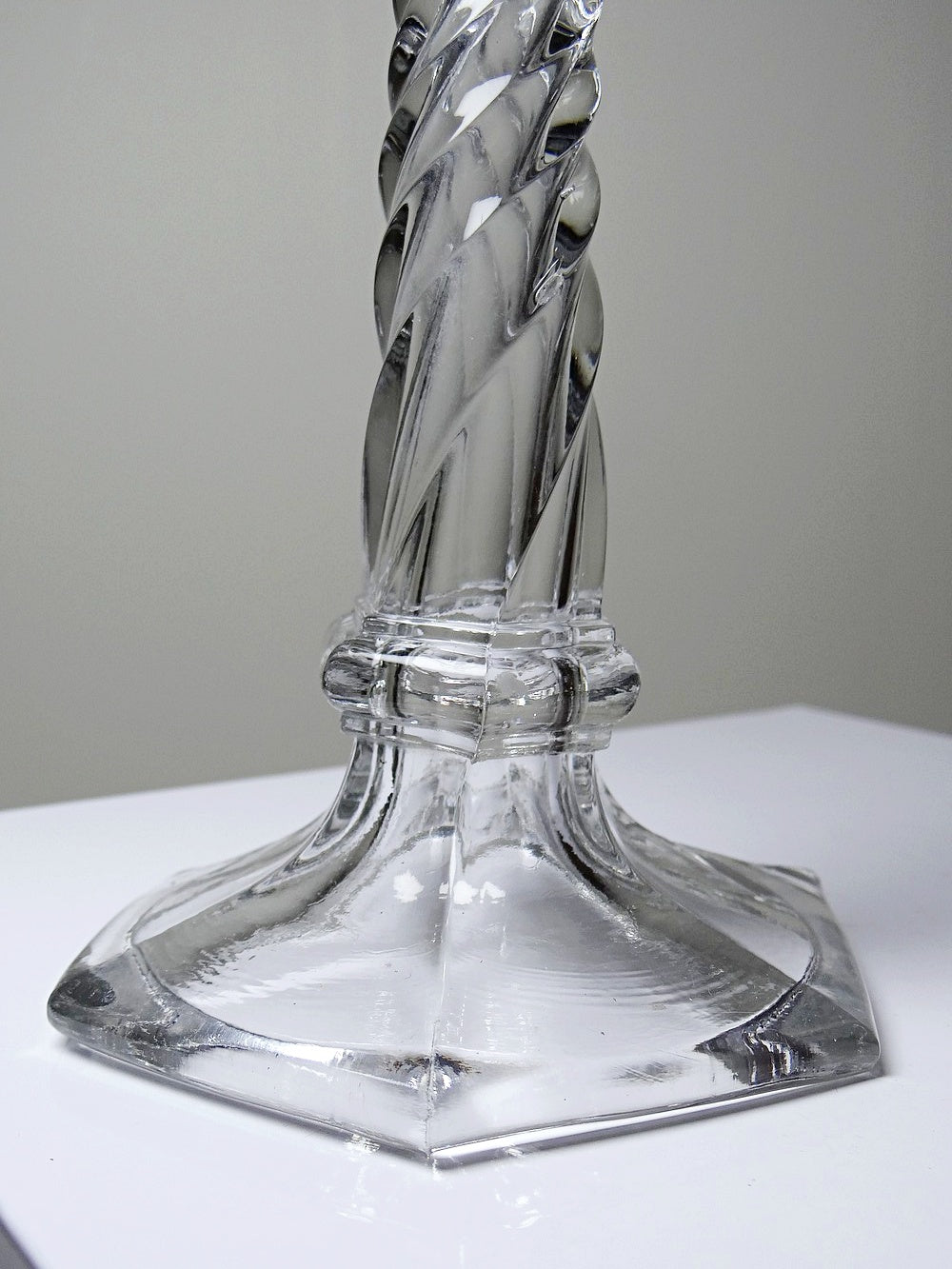 Vintage Kerzenhalter aus gedrehtem Pressglas durchsichtig Dekoration