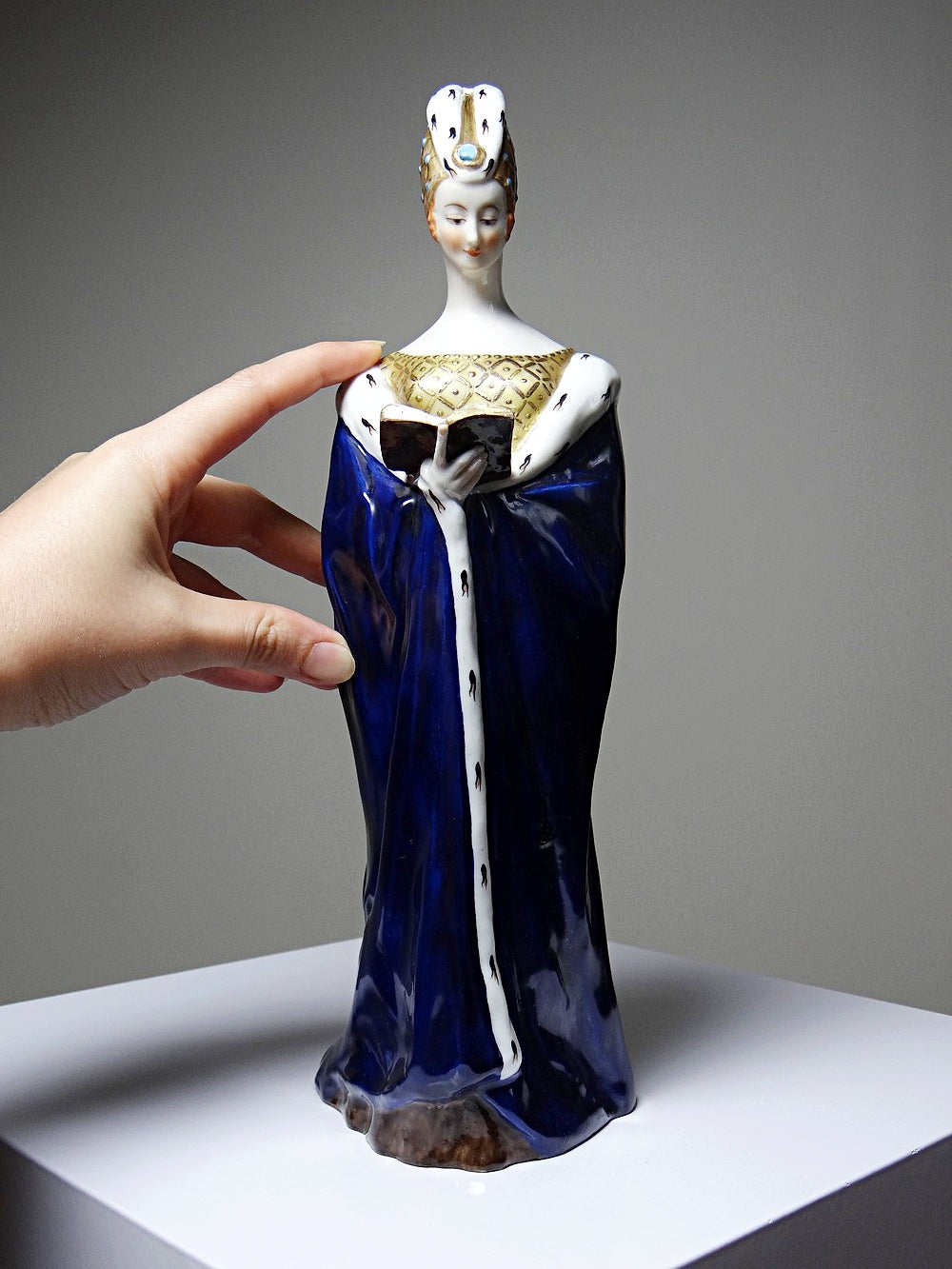 Vintage Porzellanfigurine Liseuse von J. Vesques blau Hermelin
