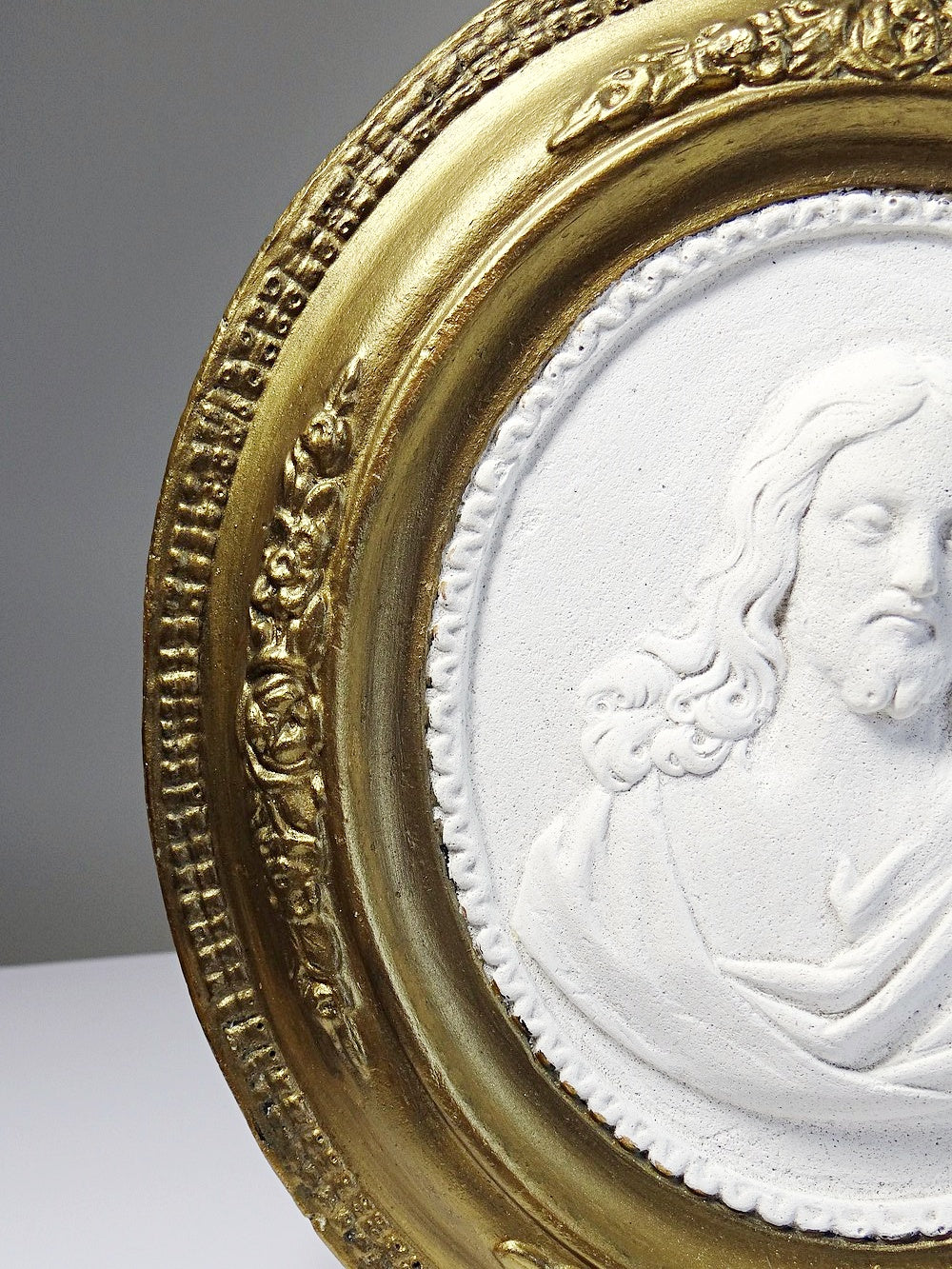 Vintage Wandmedaillon Christus Religiös Weiß Gold Rosa Plaster Dekoration