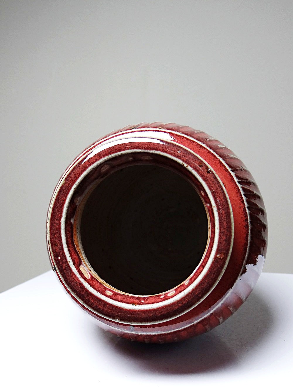Vintage Vase Sang-de-bœuf Steinzeug, Rippen, Rot, Grau, Celadon