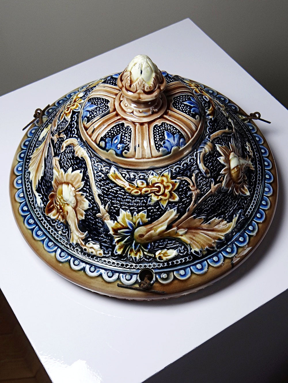 Vintage Hängepflanzer Art Nouveau barbotine beige von Unbekanntes für Unbekanntes J Marke