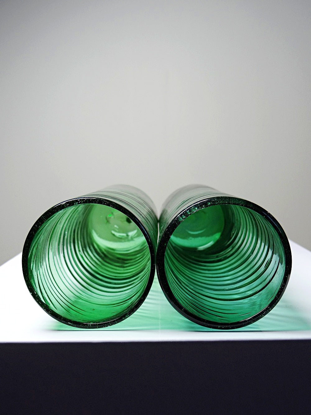 Vintage Glas Set von 2 grün gedrehtes mexikanisches mundgeblasenes Glas, groß