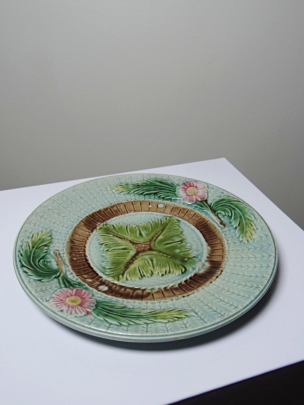 Vintage Dessertteller Majolika polychrom mit Pflanzendekor, frühes 20. Jh.