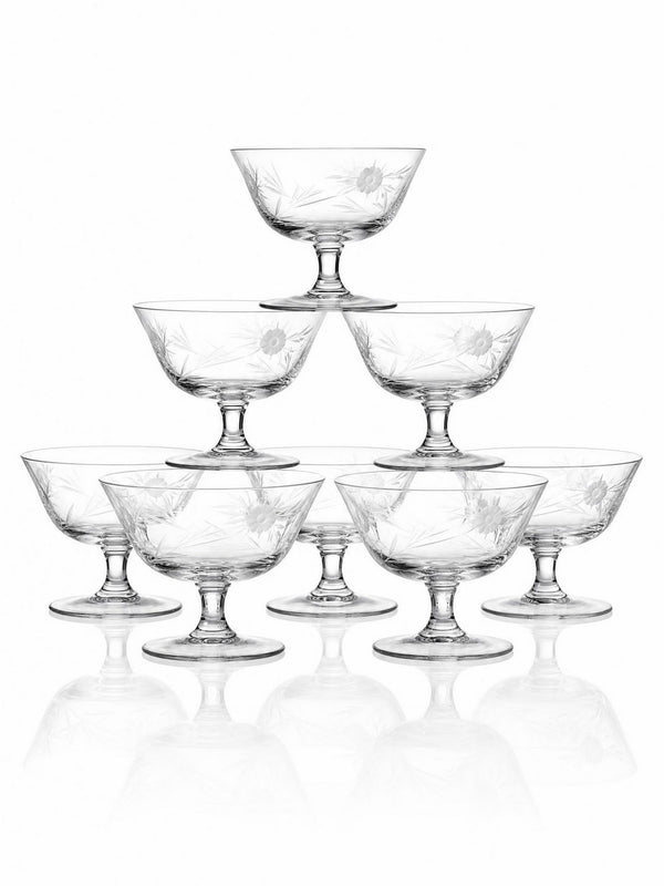 Set von 8 Vintage Champagnerschalen, radgraviertes Glas mit floralem Dekor, Böhmen