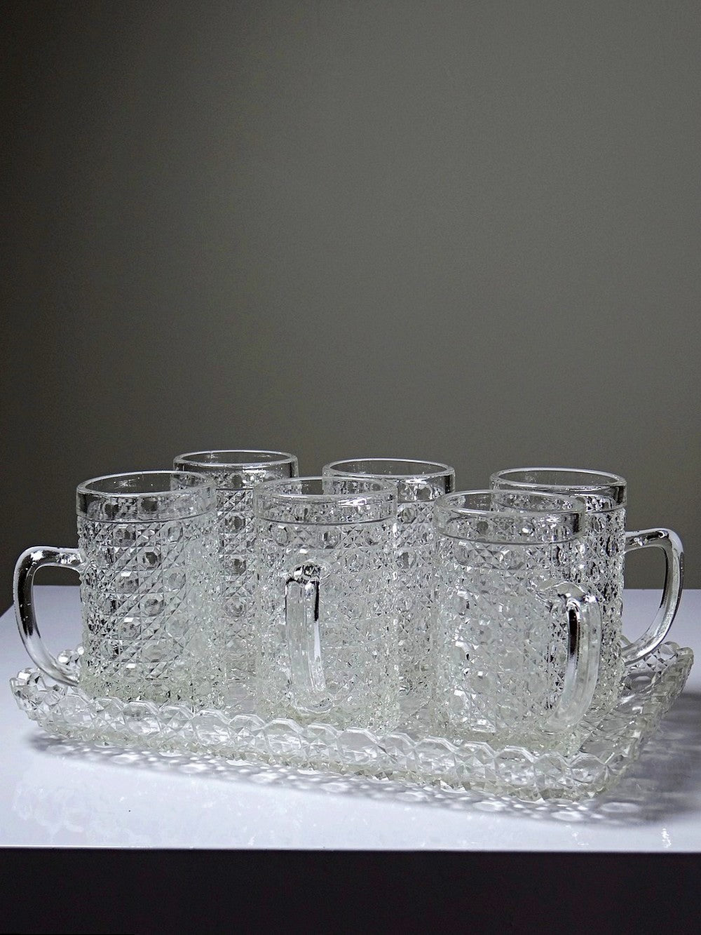 Vintage Set von 6 Glasbecher mit Tablett Art Déco Durchsichtiges Geschirr