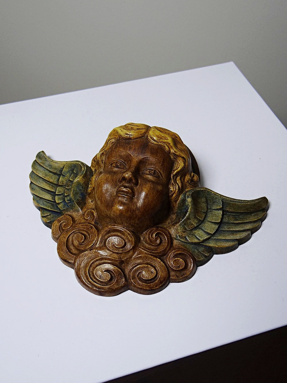Vintage Wanddekoration Cherubinkopf aus bemaltem Gips, braun-goldene Patina, Holzoptik