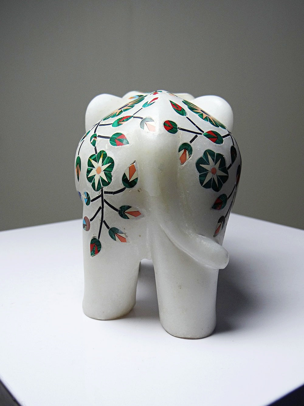 Vintage Deko Elefant aus Alabaster mit Steineinlagen, indisches Kunsthandwerk, Weiß