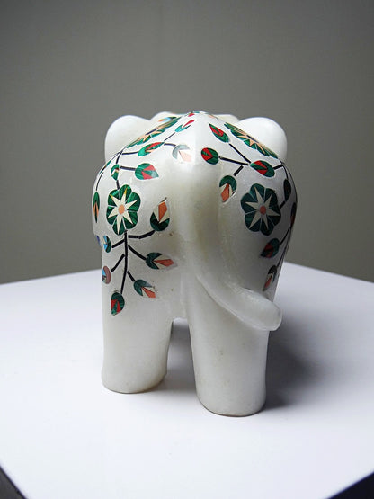 Vintage Deko Elefant aus Alabaster mit Steineinlagen, indisches Kunsthandwerk, Weiß