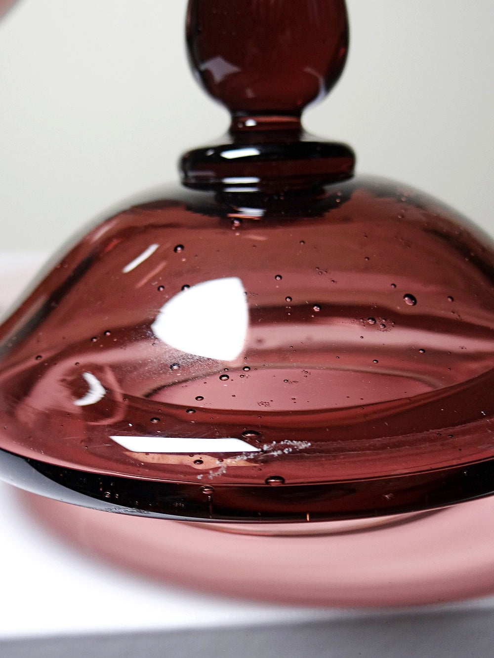 Vintage Bonbonniere im Biot-Stil in Pflaumenviolett Glas mit Blasen