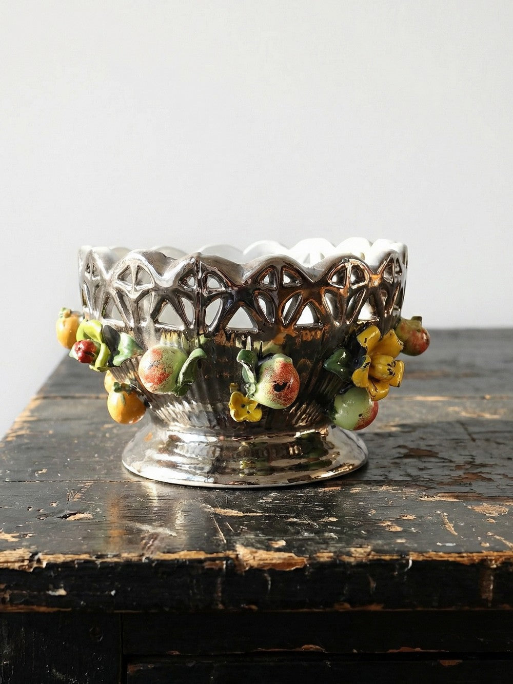 Vintage Servierschale aus silberglasierter Porzellan mit Durchbruchdekor Früchte Blumen