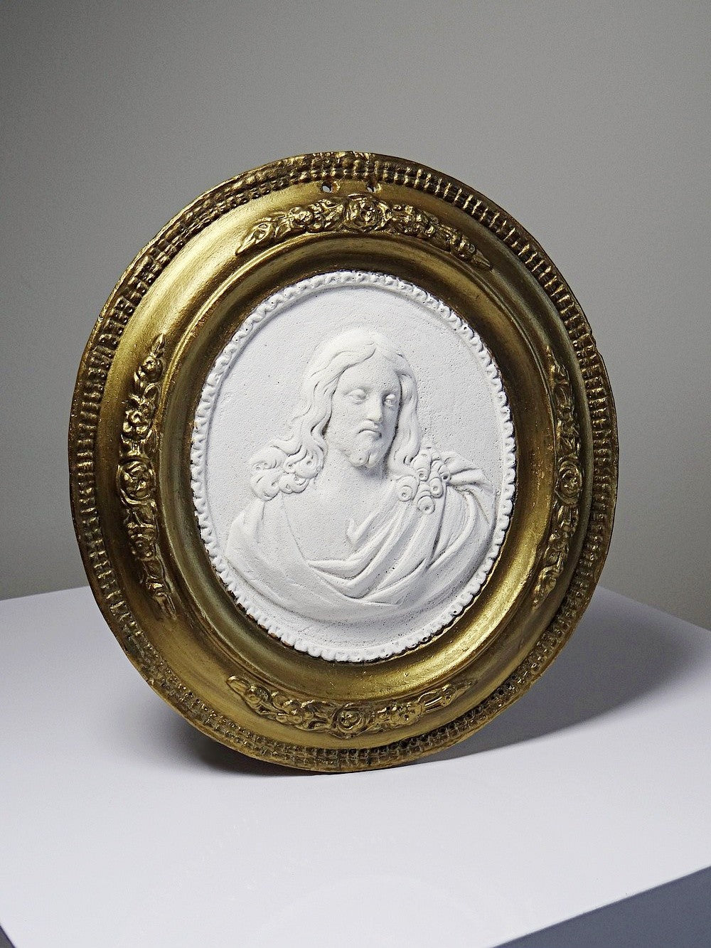Vintage Wandmedaillon Christus Religiös Weiß Gold Rosa Plaster Dekoration