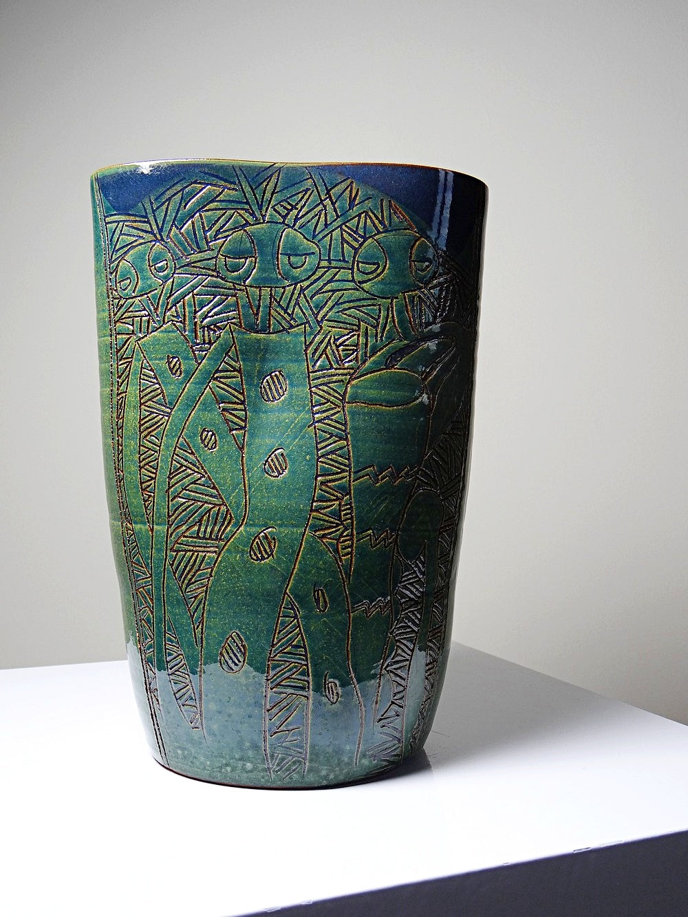 Vintage Vase von Eseka für Eseka Pottery blaugrün mit tribal graviertem Dekor