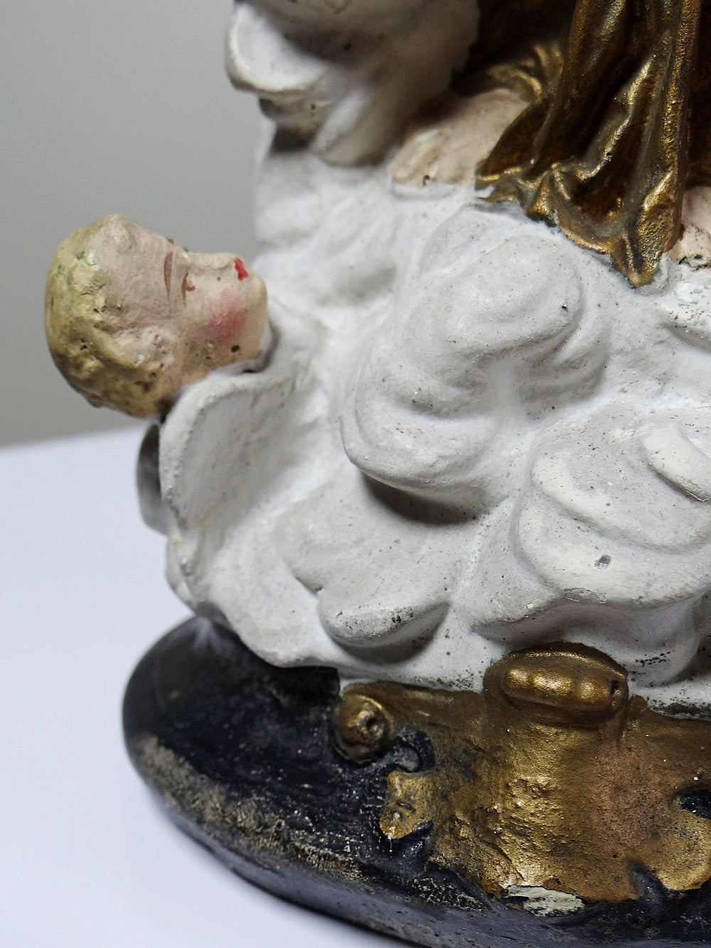 Vintage Religiöse Statue "Notre-Dame des Victoires" aus polychromem Gips
