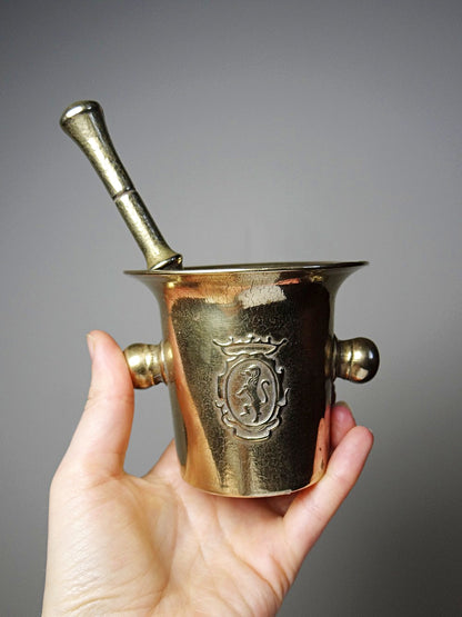 Vintage Apotheker Mörser mit Stößel vergoldete Bronze heraldischer Löwe