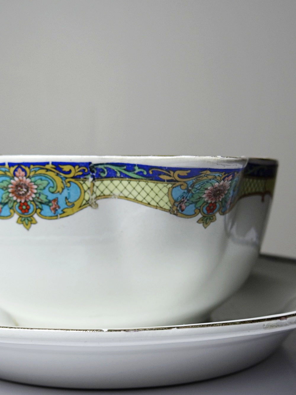 Vintage Sauciere Lunéville Opaque von Lunéville für France polychromes Dekor