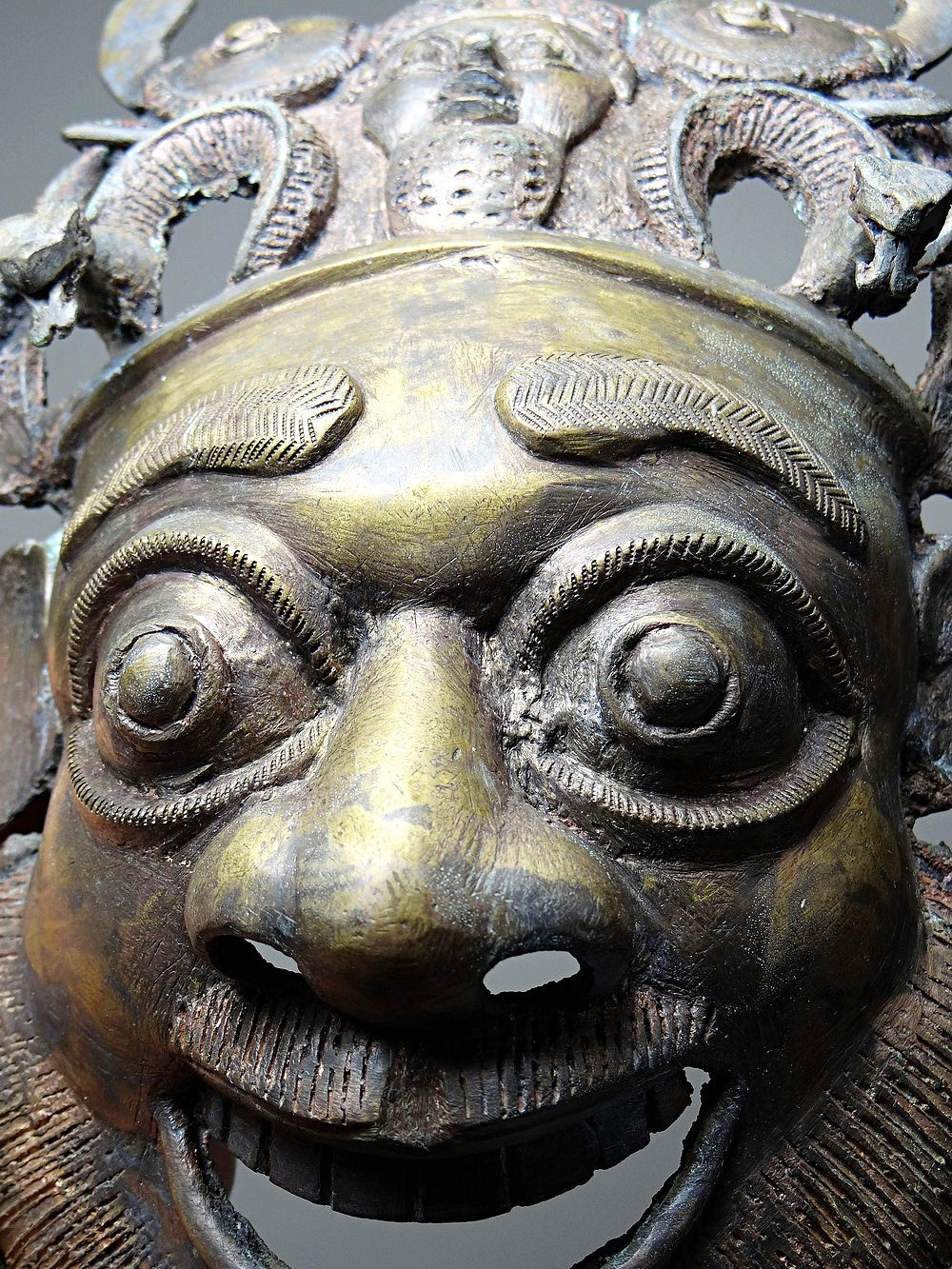 Vintage Maske Bamoun von GoldDekoration für Kamerun, Bronze