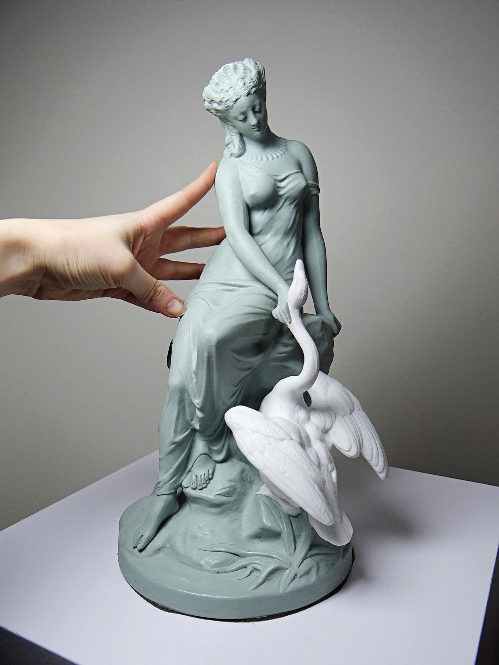 Vintage Porzellanfigur Léda et le Cygne von Letu und Mauger für GrauKunst celadon und weiß