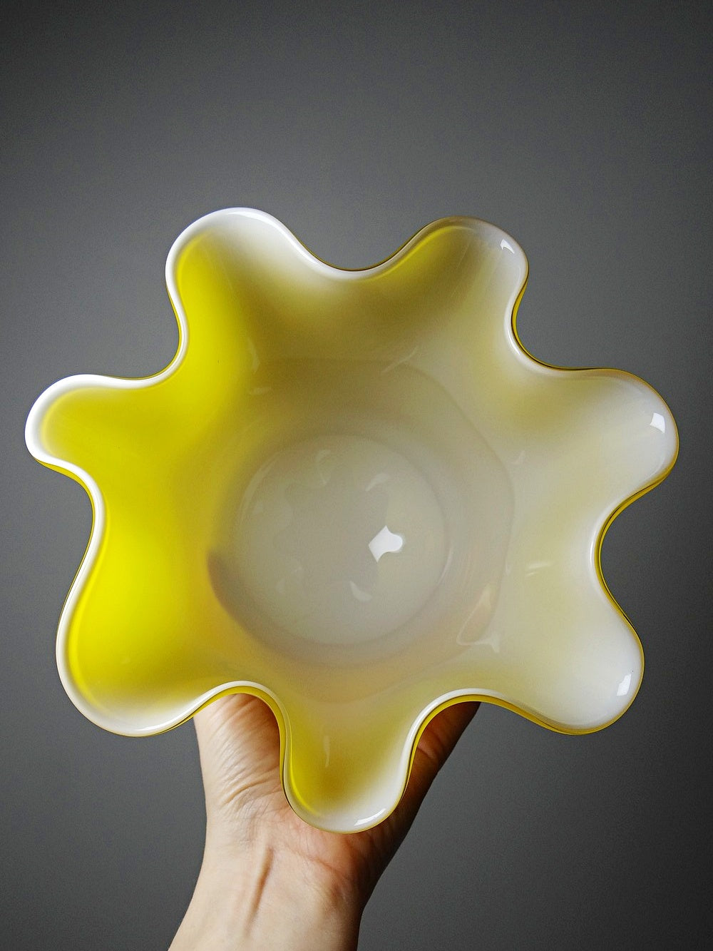 Vintage Vase Fazzoletto Murano gelb opalin, im Stil von Fulvio Bianconi