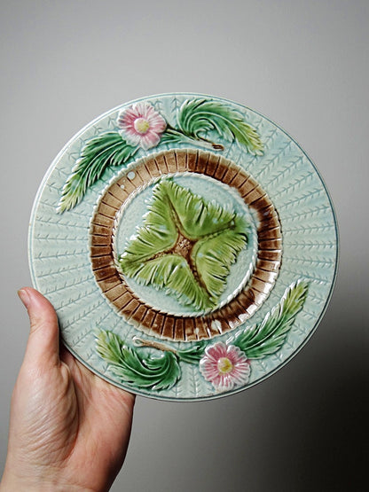 Vintage Dessertteller Majolika polychrom mit Pflanzendekor, frühes 20. Jh.