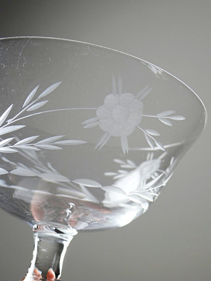 Set von 8 Vintage Champagnerschalen, radgraviertes Glas mit floralem Dekor, Böhmen