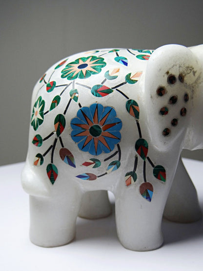 Vintage Deko Elefant aus Alabaster mit Steineinlagen, indisches Kunsthandwerk, Weiß