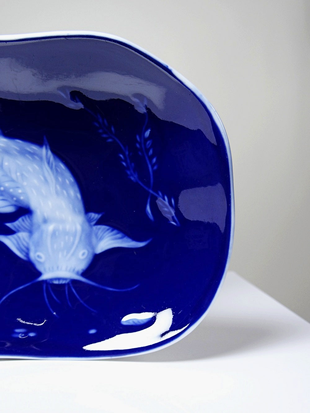 Vintage Schale Limoges Fischdekor japonisierend von Marcel Chaufriasse