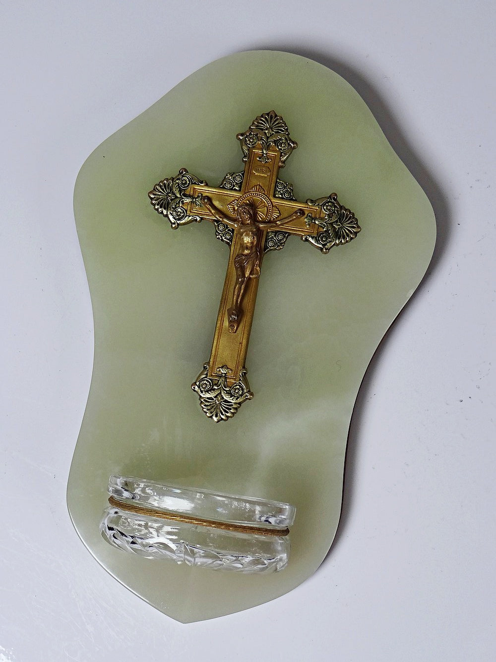 Vintage Wandweihwasserbecken aus grünem Onyx mit Kruzifix aus Metall und geschliffenem Glas