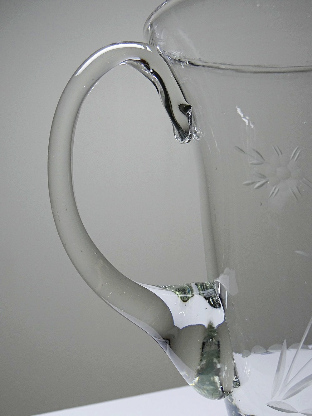 Vintage Glaskrug mit Blumendekor, Böhmen, rad-graviert