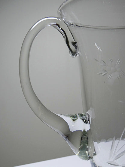 Vintage Glaskrug mit Blumendekor, Böhmen, rad-graviert