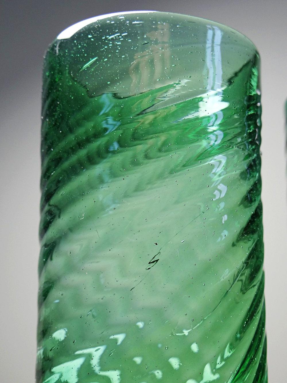 Vintage Glas Set von 2 grün gedrehtes mexikanisches mundgeblasenes Glas, groß