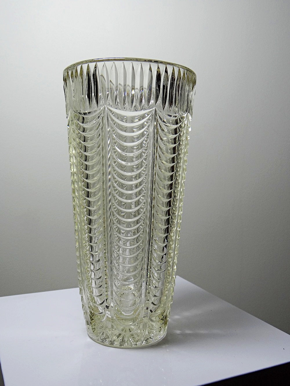 Vintage Vase aus italienischem Pressglas drapiertes Dekor gelb transparent
