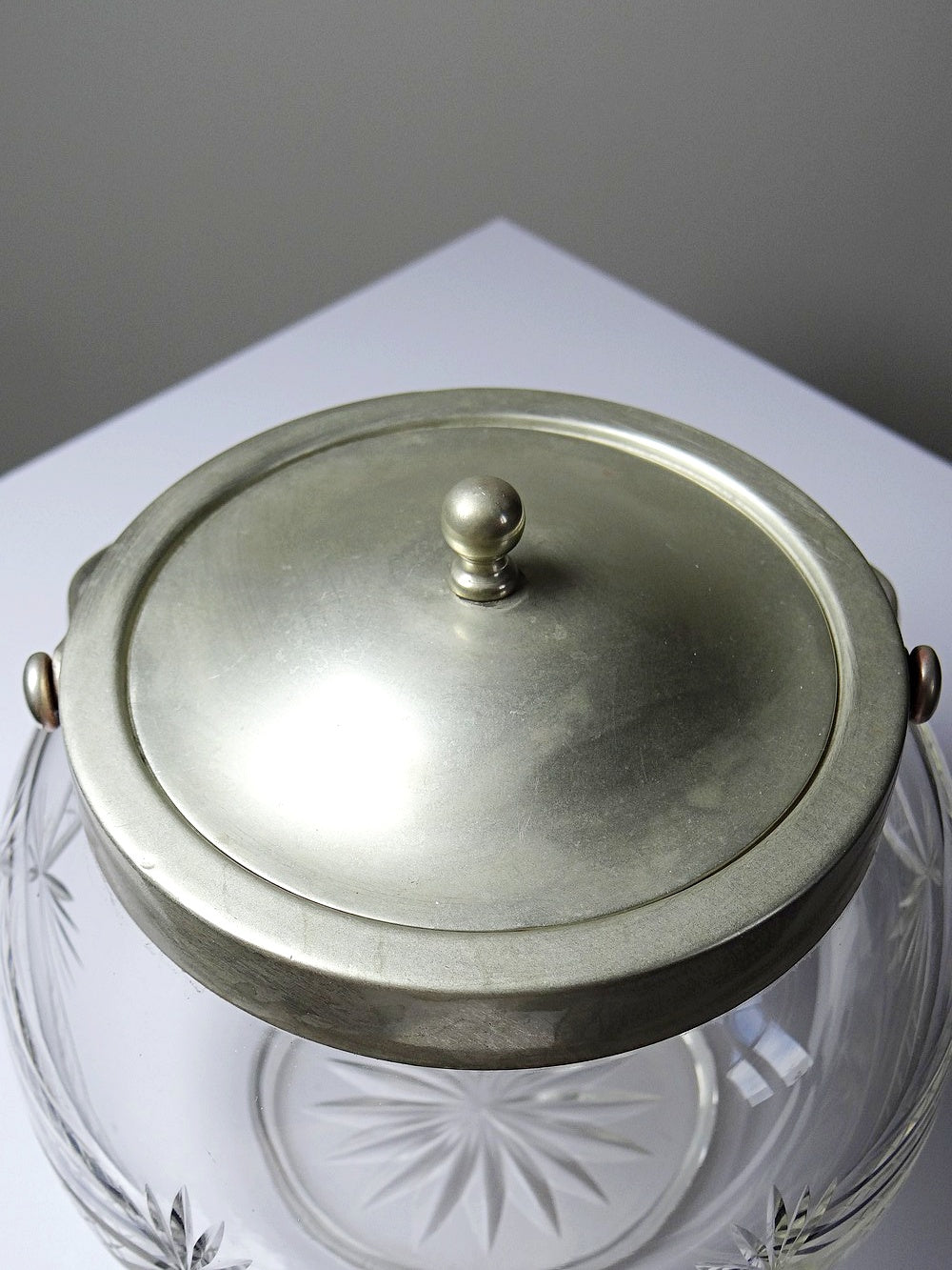 Vintage Bonbonniere aus graviertem böhmischem Kristall und versilbertem Metall