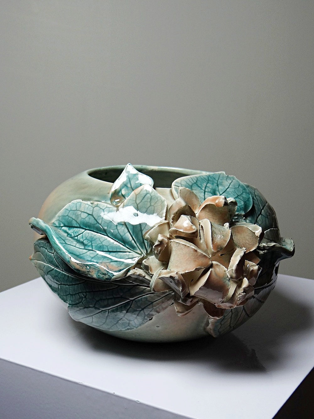 Vintage Kugelvase mit floralem Reliefdekor aus Keramik von Dina