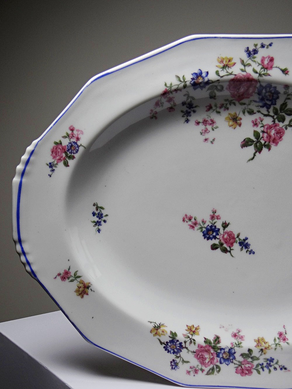 Vintage Servierplatte von Bernardaud für B und C° mehrfarbiges Blumendekor Porzellan