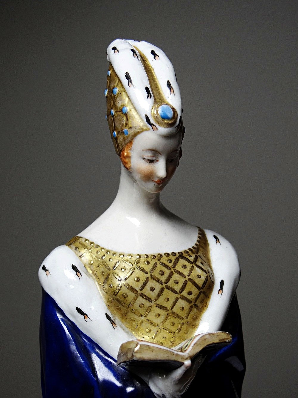 Vintage Porzellanfigurine Liseuse von J. Vesques blau Hermelin