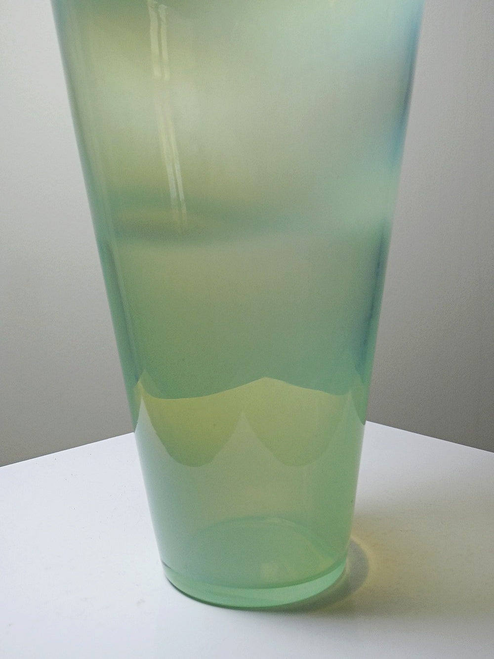 Vintage Vase im Kosta Boda Stil, opalinblaues Glas, handgeblasen