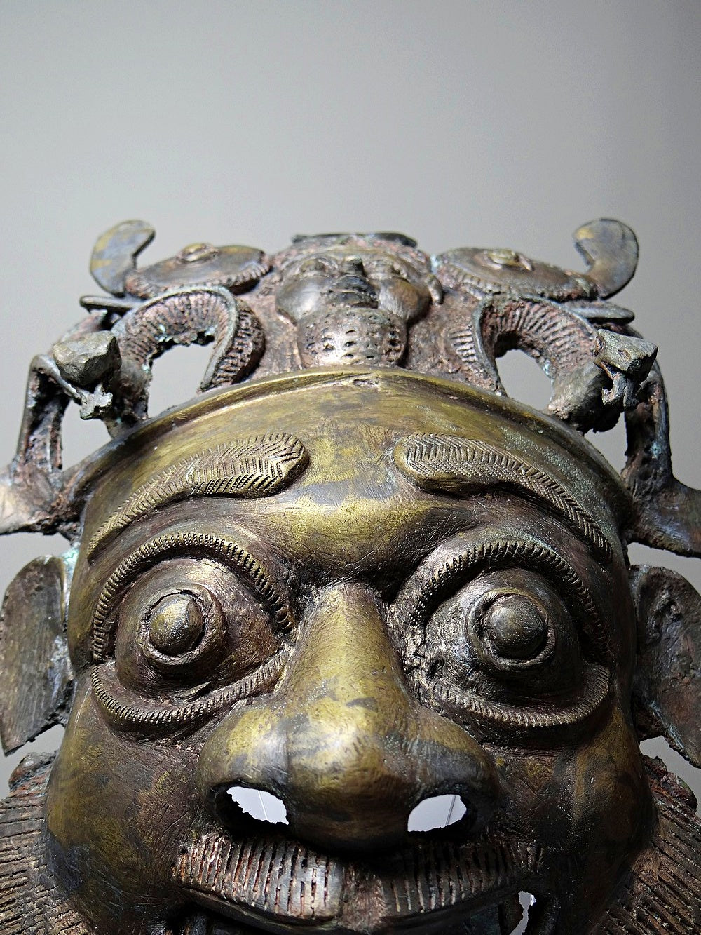 Vintage Maske Bamoun von GoldDekoration für Kamerun, Bronze