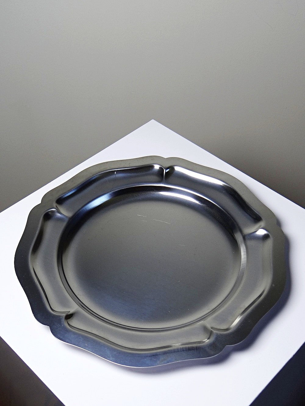 Vintage Servierplatte aus Edelstahl Made in France mit Muschelrand